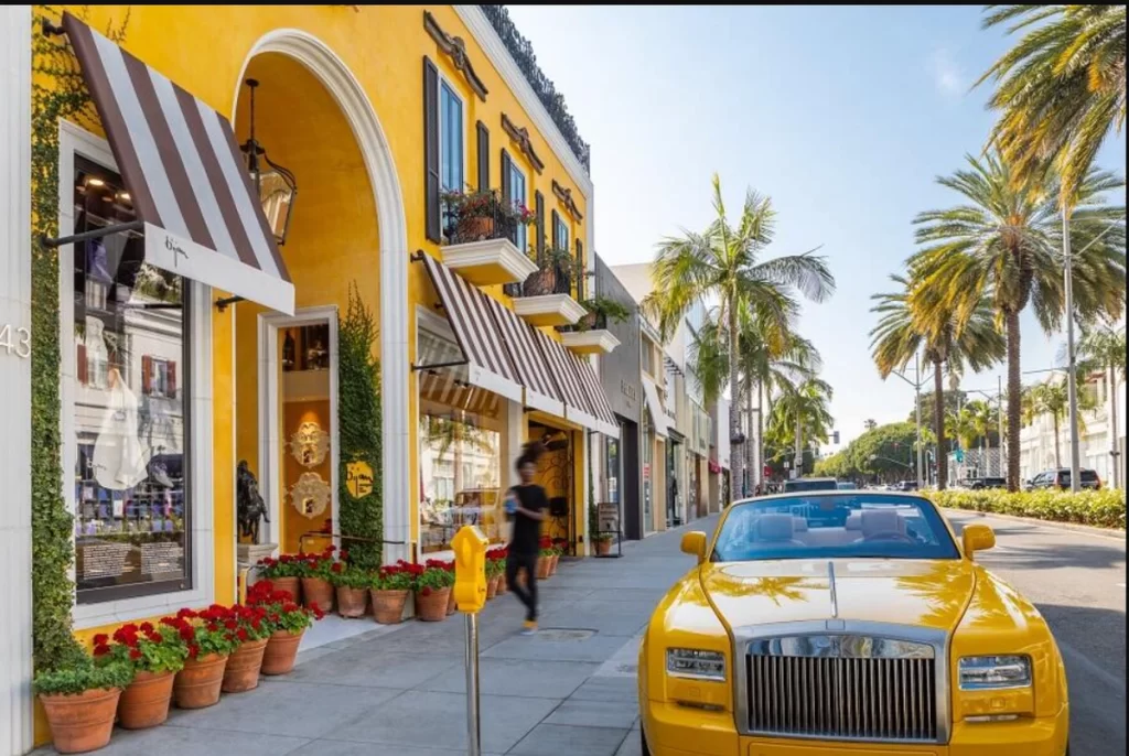 rolls royce estacionado na Rodeo Drive, em Beverly Hills
