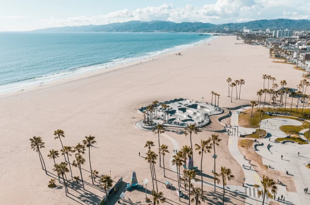 Vista aérea ampla da Venice Beach com o skatepark e a orla ao fundo.