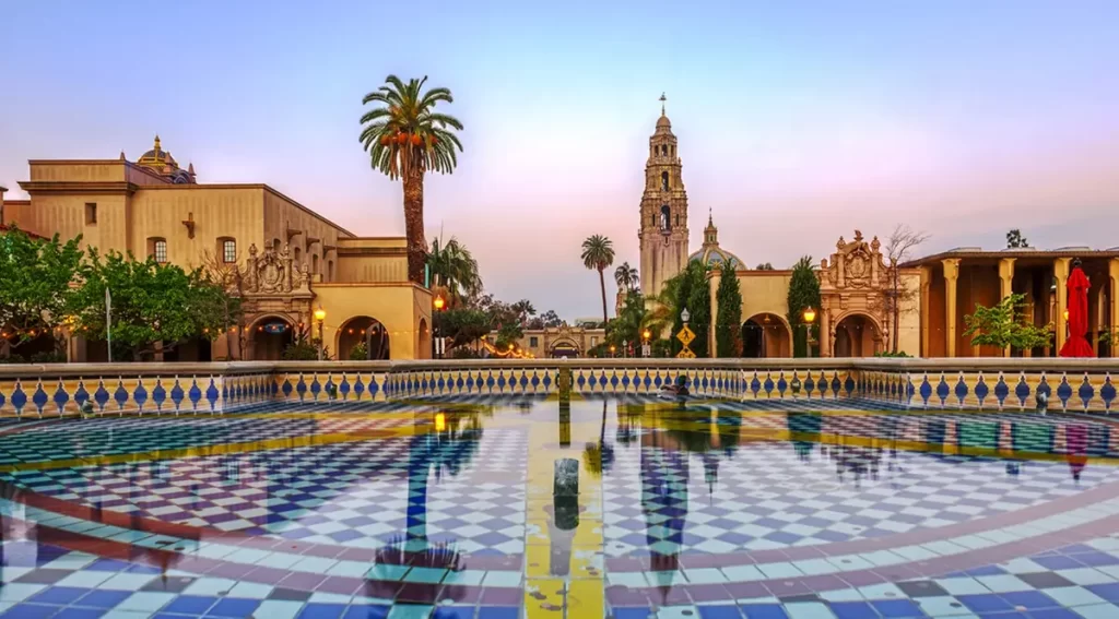 Fonte colorida e arquitetura espanhola no Balboa Park