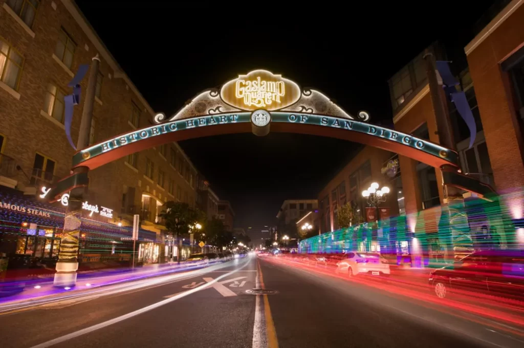 Arco iluminado do Gaslamp Quarter em San Diego à noite