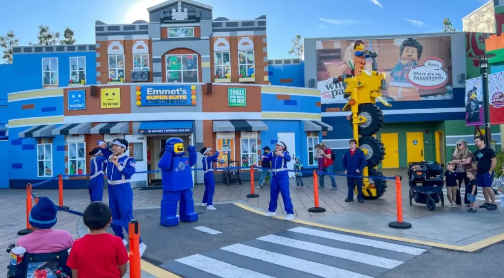 Entrada da Legoland California Resort com personagens LEGO