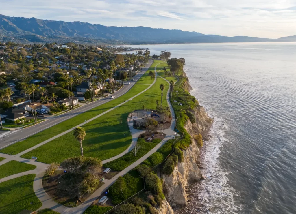 Vista aérea do Shoreline Park em Santa Bárbara com gramados e falésias à beira-mar