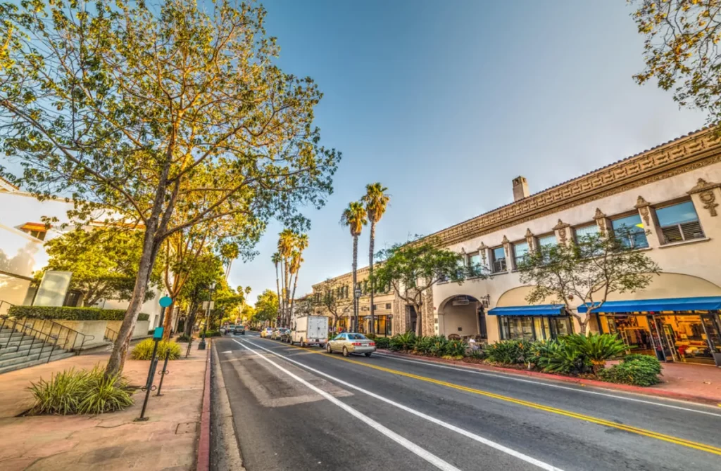 Fim de tarde na State Street com iluminação suave e árvores alinhadas