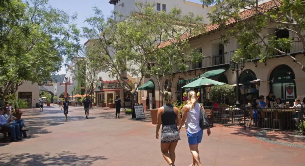 State Street em Santa Bárbara com pessoas caminhando e cafés ao ar livre