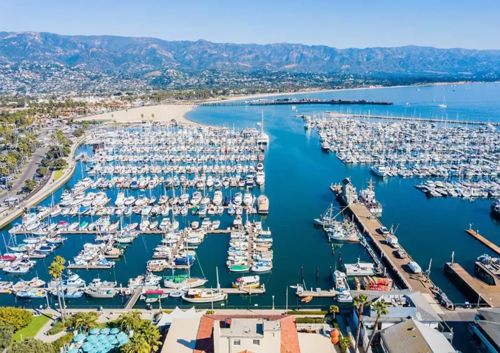 Marina de Santa Bárbara com dezenas de barcos e vista aérea do oceano