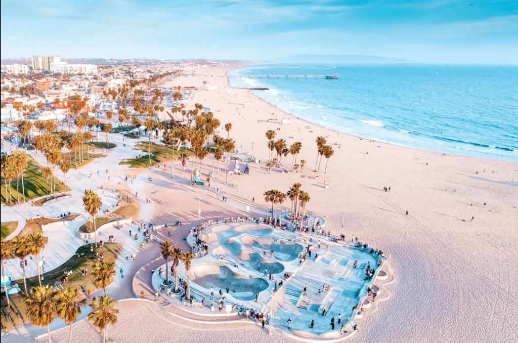 Vista aérea de Venice Beach em Los Angeles com o famoso skate park, palmeiras e oceano Pacífico.