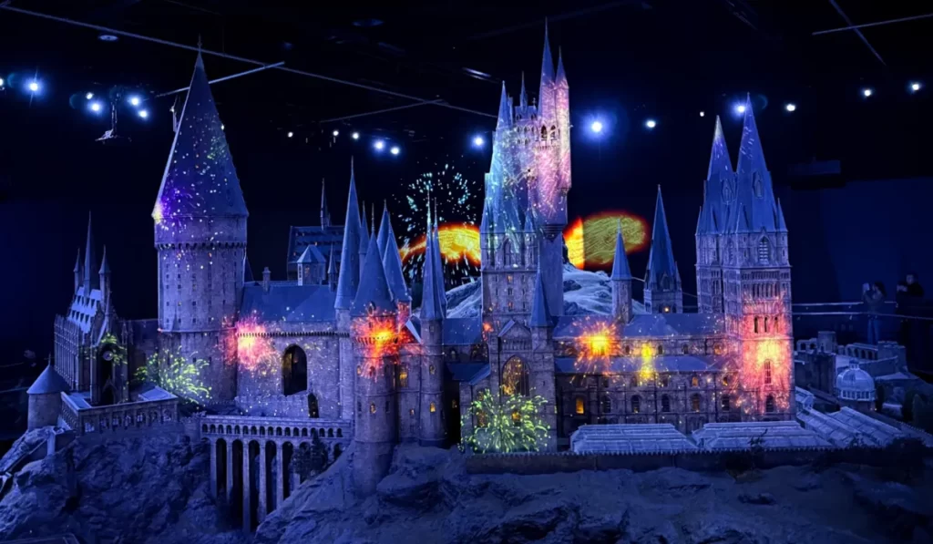 Tour da Warner Bros Studio Los Angeles: Harry Potter, Friends, Big Bang Theory e Mais! [Como é em 2025-2026] Maquete gigantesca de Hogwarts