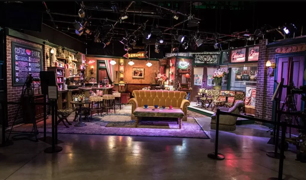 Cenário completo do Central Perk da série Friends no tour da Warner Bros em Hollywood, com sofás, mesas e letreiros originais do estúdio. 