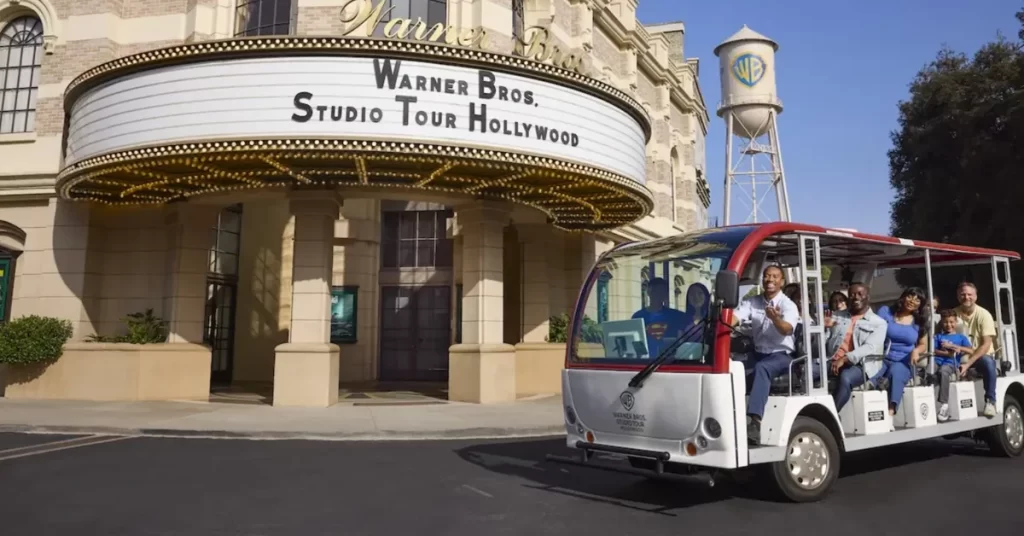 Entrada principal do Warner Bros Studio Tour Hollywood com letreiro iluminado.