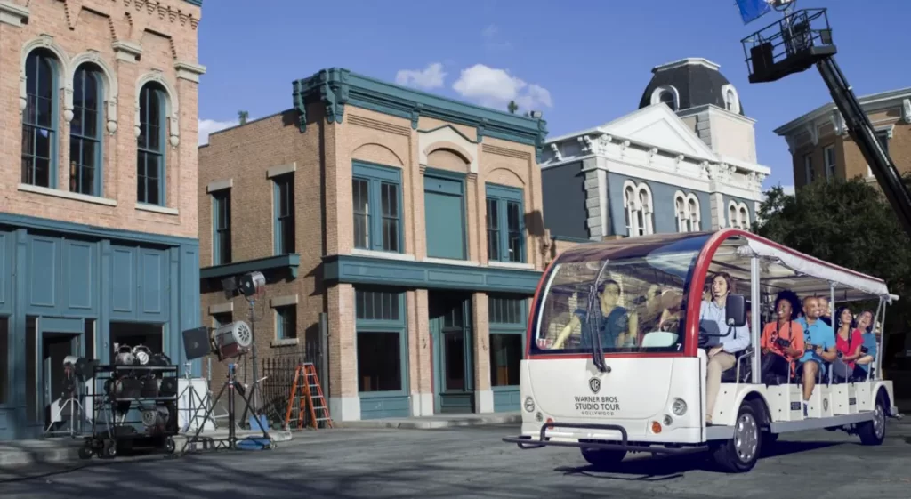 Cenário de filmes no tour da Warner Bros em Hollywood com carrinho de visitantes.
