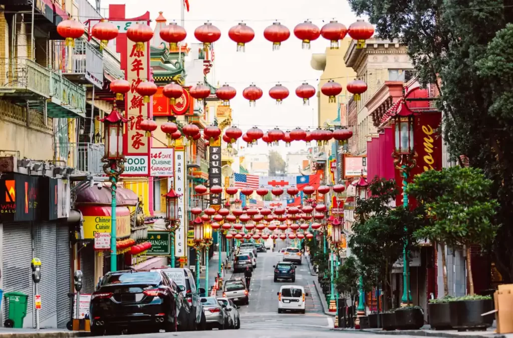 A Chinatown de São Francisco é a maior fora da Ásia e oferece cultura, gastronomia e lojas típicas, sendo um passeio imperdível na cidade.