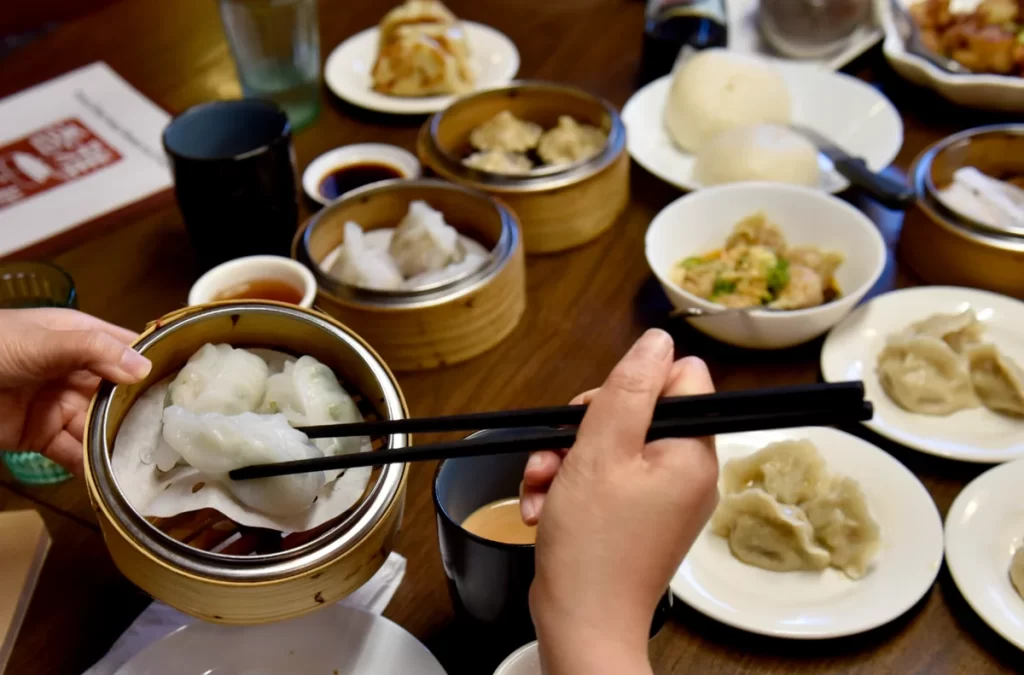 Experimentar dim sum é uma das melhores coisas para fazer em São Francisco, especialmente na Chinatown, famosa por sua gastronomia.