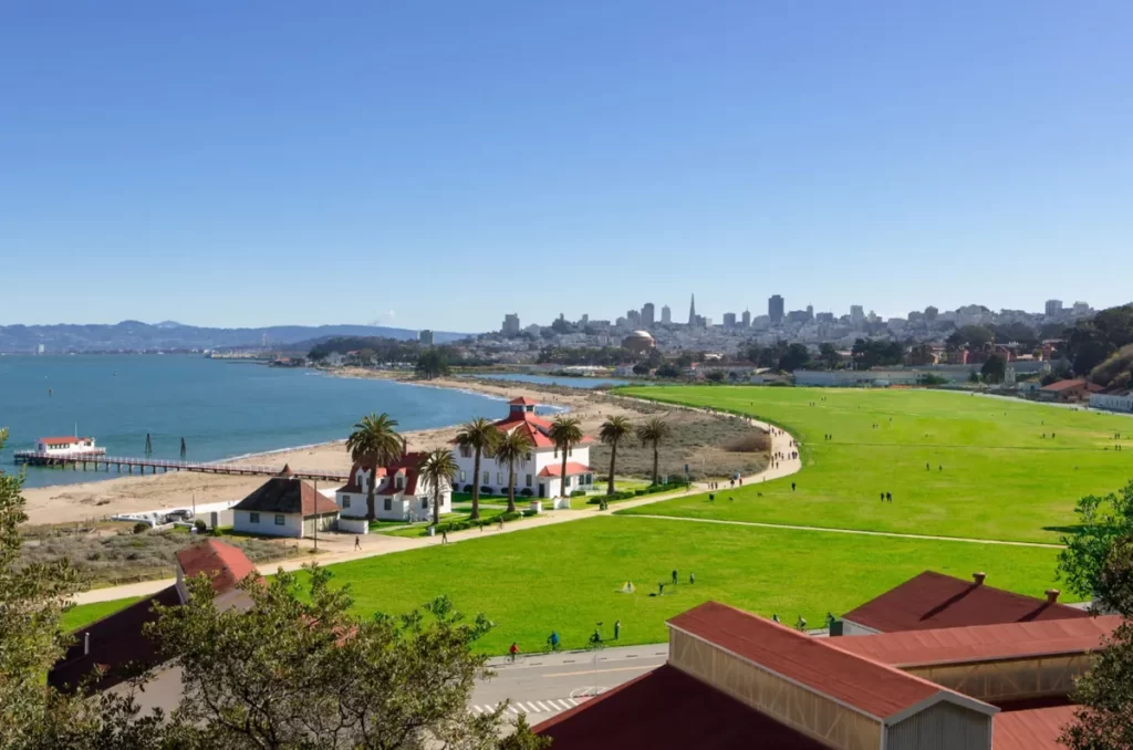 O Crissy Field é um dos melhores lugares para caminhar e relaxar em São Francisco, oferecendo natureza, vistas da Golden Gate e áreas para lazer.