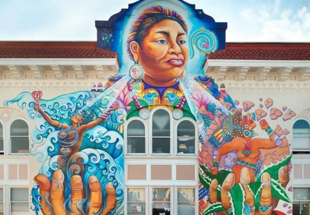 O Mission District é famoso pelos murais vibrantes e pela cultura artística, sendo um dos melhores bairros para explorar arte e história em São Francisco.