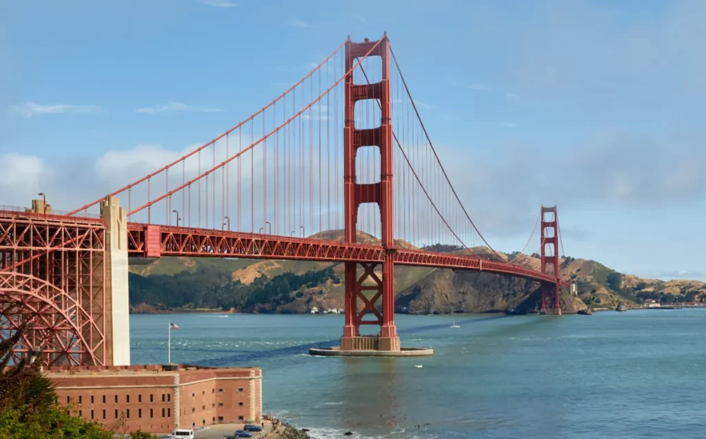 A icônica Golden Gate Bridge é a atração mais famosa de São Francisco e oferece vistas incríveis da baía, perfeita para caminhar, fotografar e conhecer um dos cartões-postais mais famosos dos Estados Unidos.