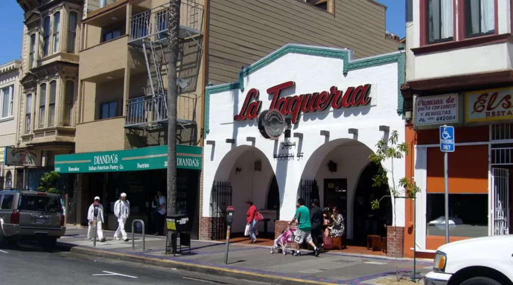 Restaurante La Taqueria no Mission District em São Francisco, famoso por sua culinária mexicana.