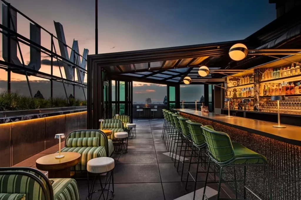 Visitar um rooftop bar em São Francisco é uma das melhores experiências para apreciar a vista da cidade enquanto desfruta de drinks sofisticados.