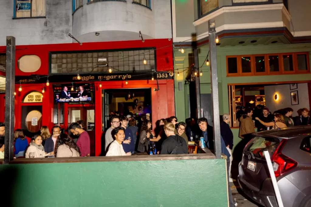 A vida noturna em São Francisco é vibrante, com bares e pubs animados que oferecem música, drinks e experiências únicas para turistas.
