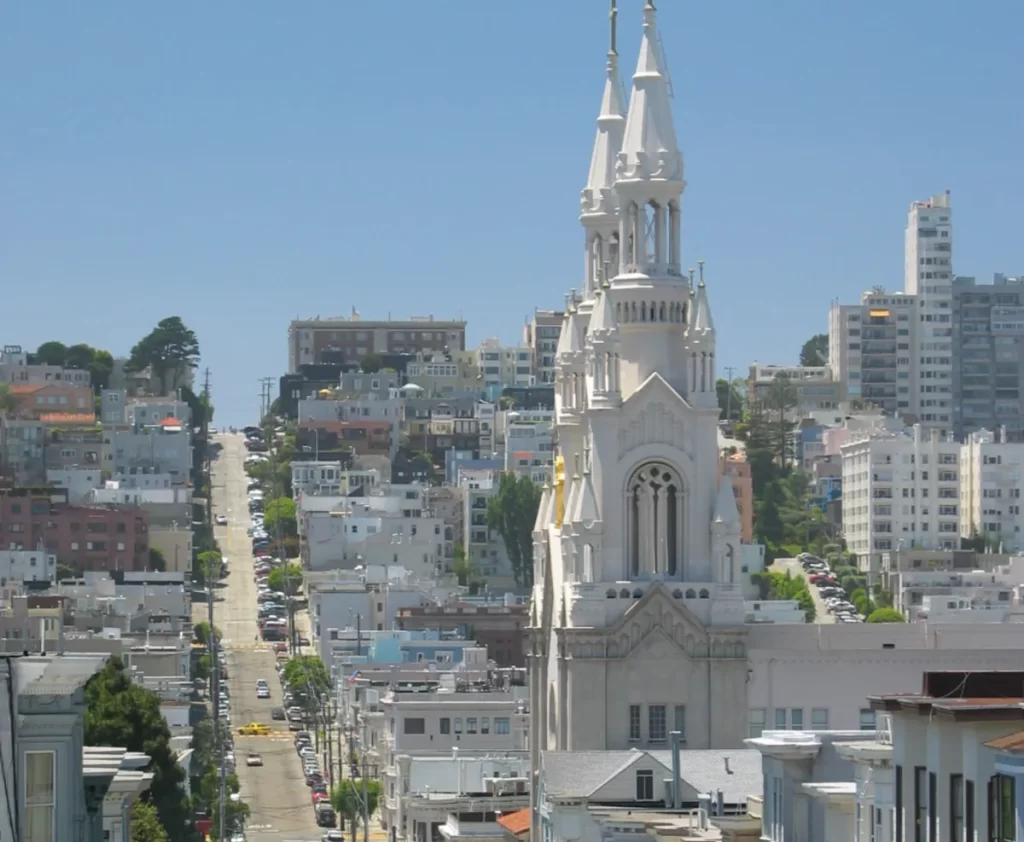 A Coit Tower oferece uma das vistas mais bonitas de São Francisco, sendo um ponto turístico imperdível para visitantes.