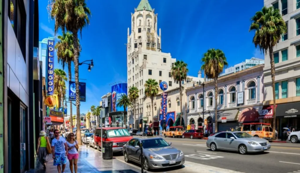 Hollywood Boulevard, famoso pela Calçada da Fama e atrações turísticas.