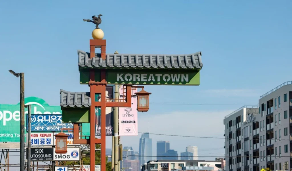 Entrada do bairro Koreatown, um dos distritos mais vibrantes de Los Angeles.