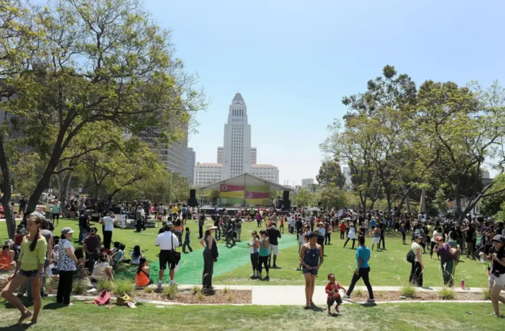 Grand Park e o histórico Los Angeles City Hall no centro da cidade.