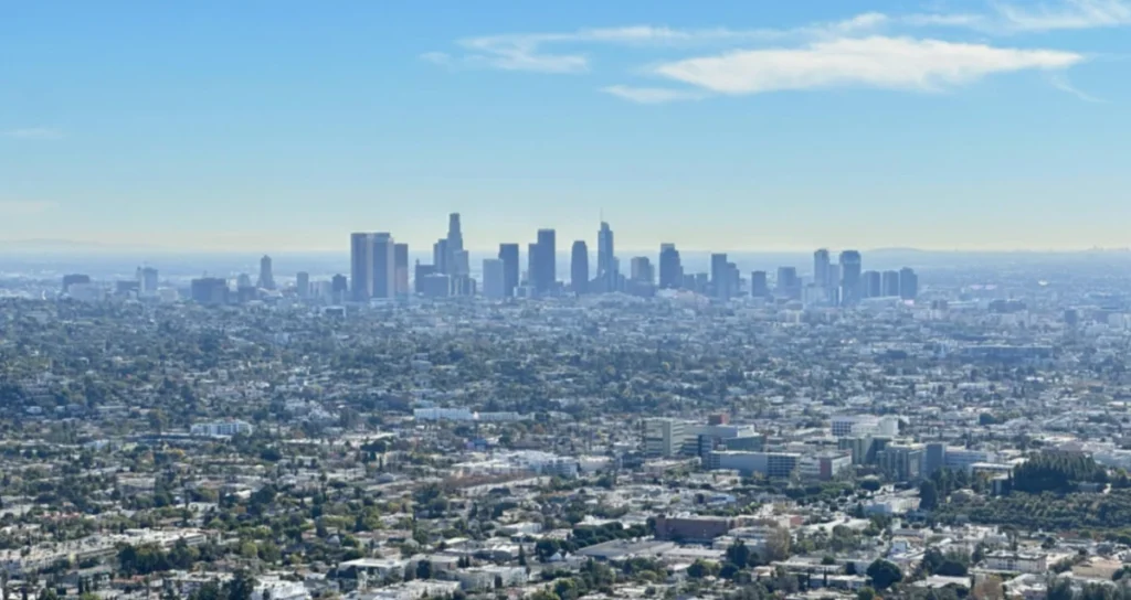 Vista panorâmica de Downtown Los Angeles, um dos principais centros financeiros da Califórnia.