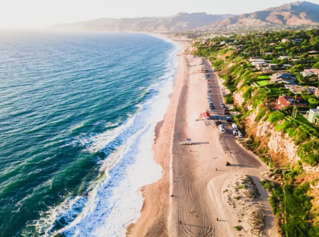 Praia de Malibu, conhecida por sua beleza natural e águas do Pacífico.