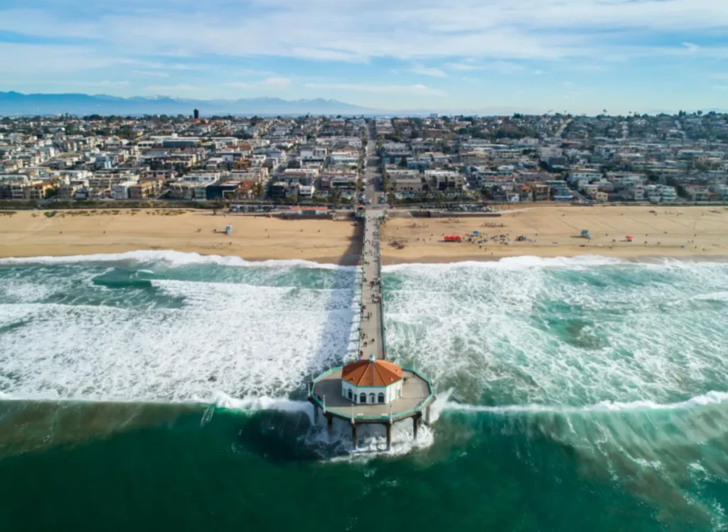 Manhattan Beach Pier visto do alto na costa sul da Califórnia.