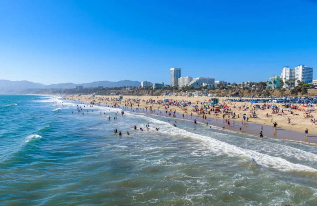 Praia de Santa Monica em um dia ensolarado na costa da Califórnia.