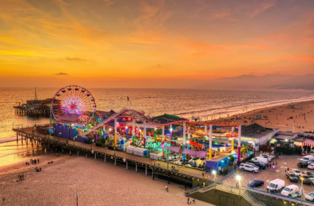 O icônico Santa Monica Pier durante o pôr do sol.