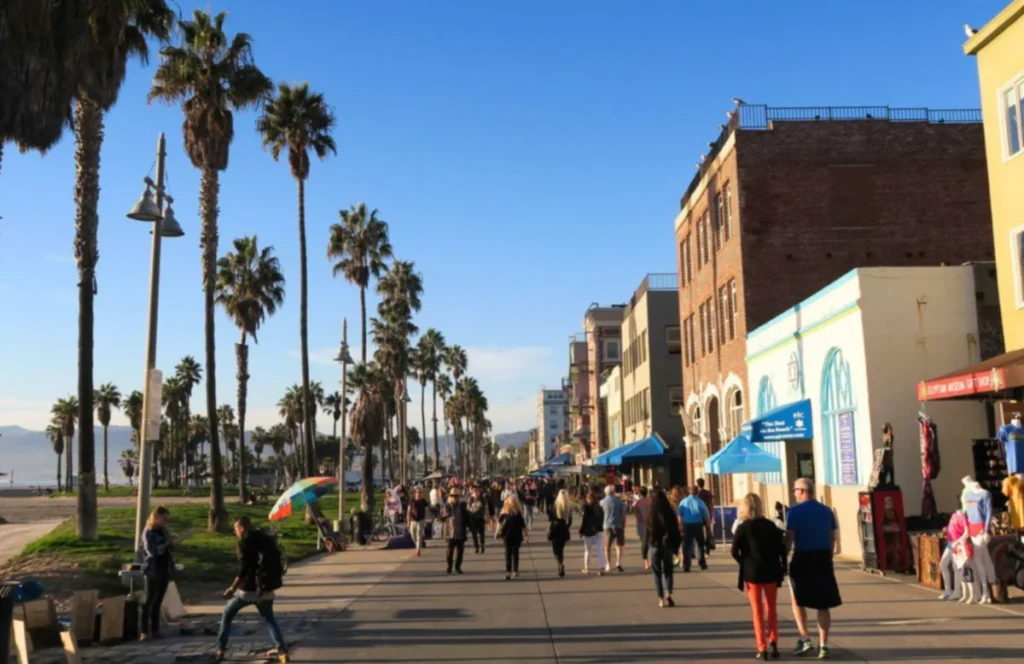 Venice Beach Boardwalk, um dos cartões-postais mais famosos da Califórnia.