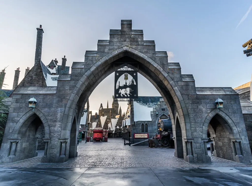 A entrada de Hogsmeade, no The Wizarding World of Harry Potter, uma das áreas temáticas do parque.